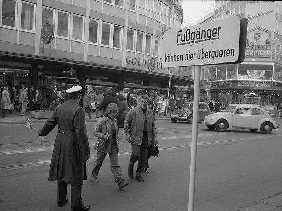 Die Kaiserstraße im Jahr 1971, ein Polizist regelt den Verkehr.