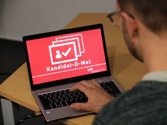 Laptop mit der Startseite des Kandidat-O-Mat