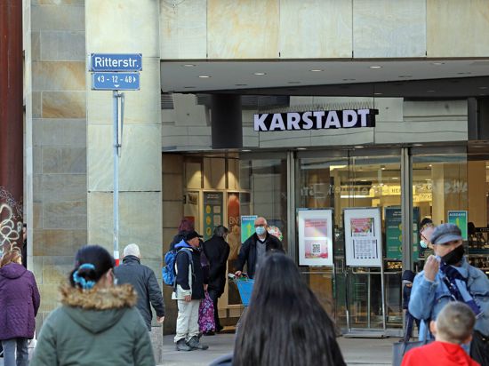 Die Tore öffnen sich wieder: Bei Karstadt und vielen anderen Händlern können Kunden unter der Überschrift Click&Meet auch spontan vor Ort einen Termin zum Bummeln buchen. 