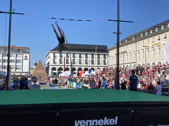 Hochsprung mitten auf dem Marktplatz: Für die knapp 1.000 Zuschauer war das Event „Karlsruhe springt“ Leichtathletik zum Anfassen.