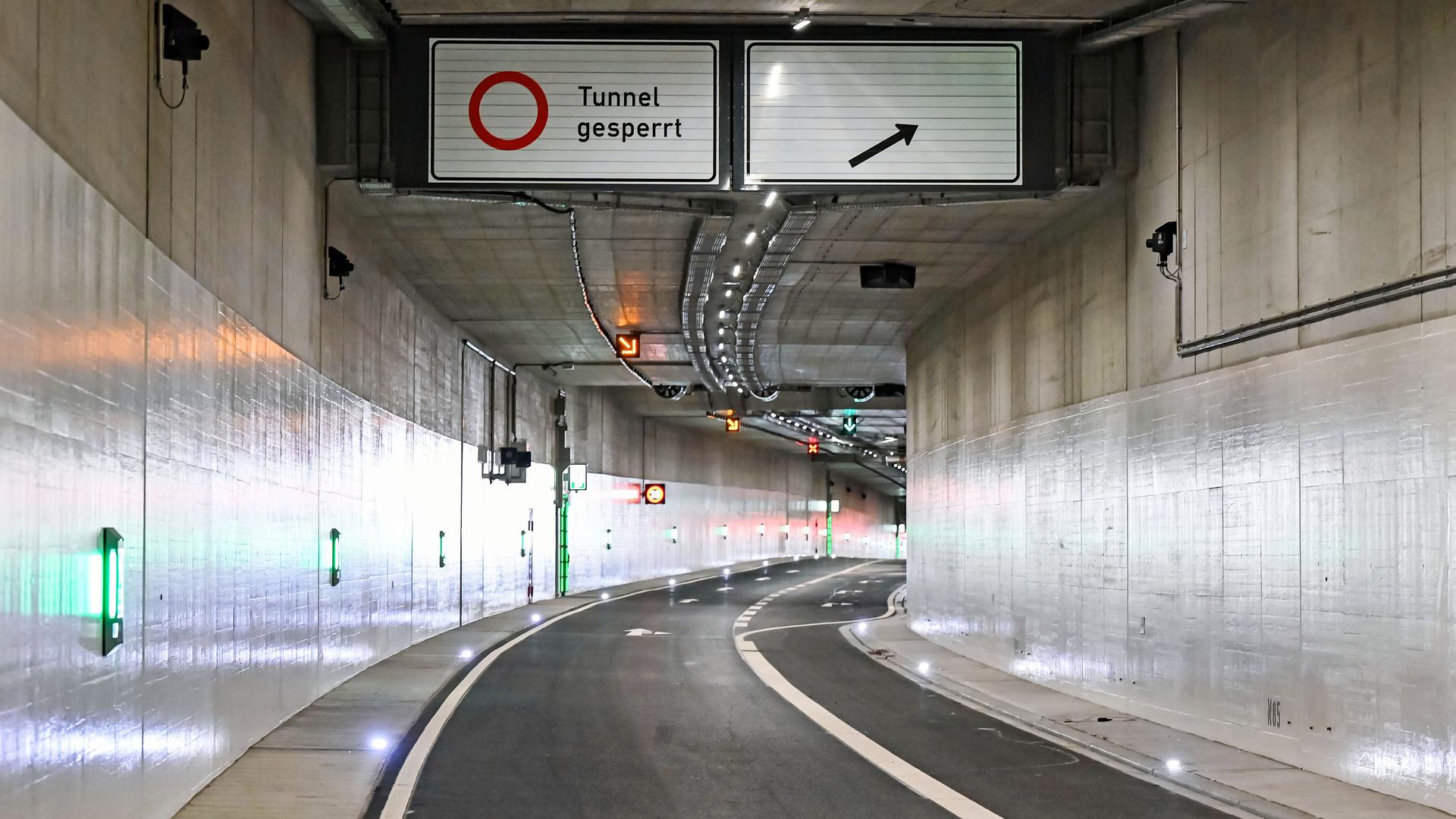 Karlsruhe: Innenaufnahme des gesperrten Karlsruher Autotunnels. Nach gravierenden Defekten bei der Lüfteranlage verzögert sich die Eröffnung des Tunnels um Monate. 