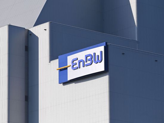 Das Logo der EnBW ist am Rheinhafen-Dampfkraftwerk zu sehen.