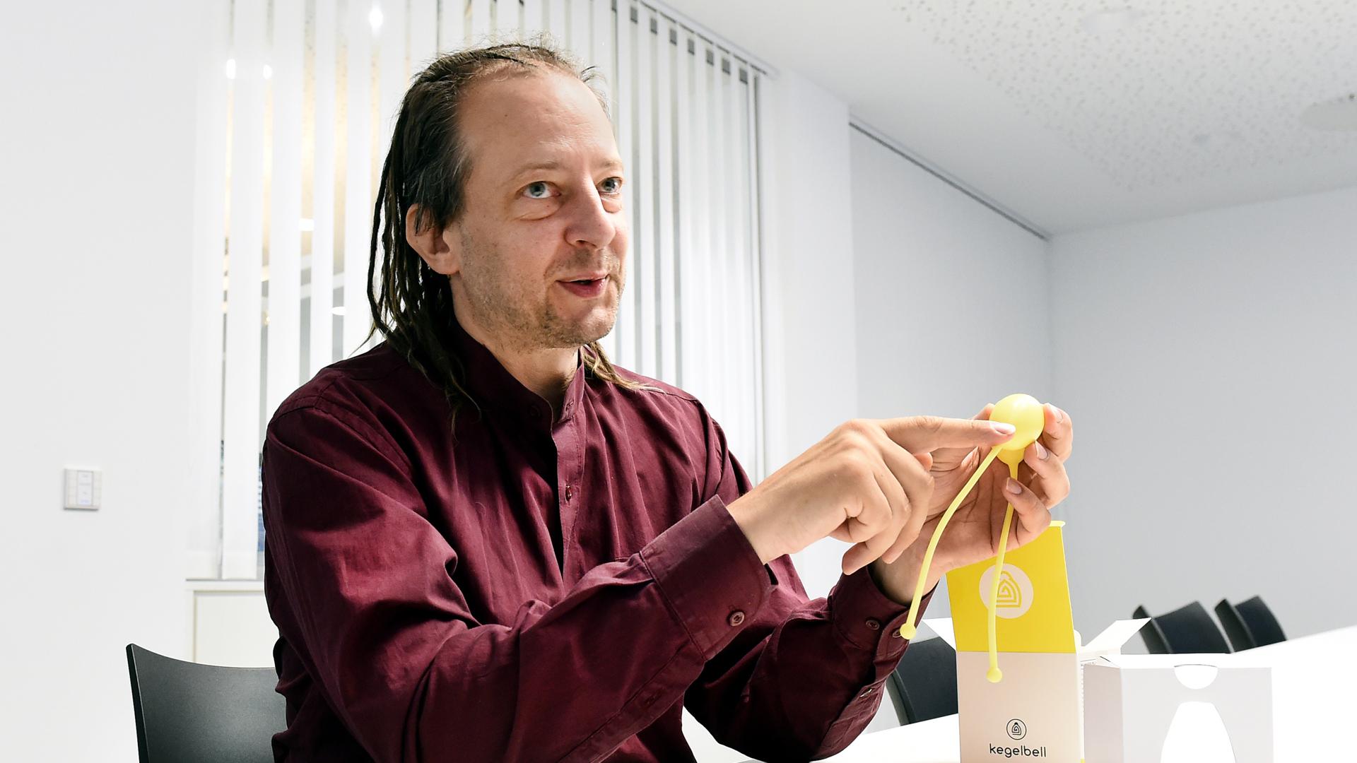 Der Karlsruher Entwickler Jörg Knyrim hält den Insert einer Kegelbell in der Hand und erklärt die Funktionsweise. 