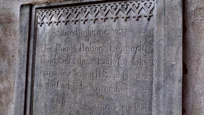 Geheimnisumwittert: Eine alte Grabplatte auf dem Hauptfriedhof tut die einstige Existenz eines illustren Edelmanns kund, der in Karlsruhe starb. 