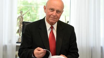 Strafrechts-Experte: Rechtsanwalt Klaus Schroth übt als Protagonist im Münchener Audi-Prozess um den Diesel-Skandal scharfe Kritik am Gebaren der dortigen Top-Manager. 
