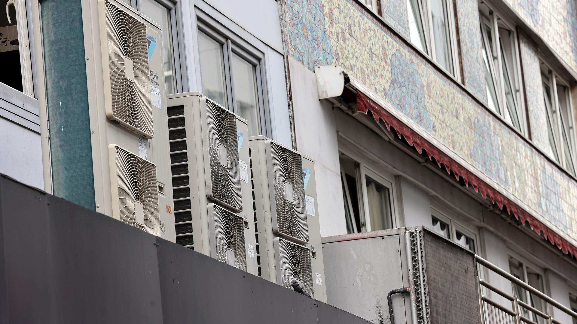 Für und Wider: Klimaanlagen wie hier in der Hirschstraße lindern Hitze, benötigen aber reichlich Energie. In Schulen verzichtet die Stadt aus Klimaschutz- und Energiespargründen auf solche Aggregate.