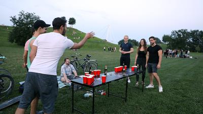 Junge Studenten spielen Beer-Pong in der Günther-Klotz-Anlage.