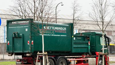 Ein Müllfahrzeug der Firma Knettenbrech + Gurdulic