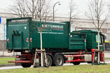 Ein Müllfahrzeug der Firma Knettenbrech + Gurdulic