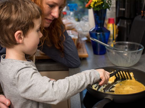 Zum Themendienst-Bericht vom 23. März 2020: Zu Hause gemeinsam kochen: In vielen Familien ist das Alltag. Dabei lassen sich Hygieneregeln gut an Kinder vermitteln.