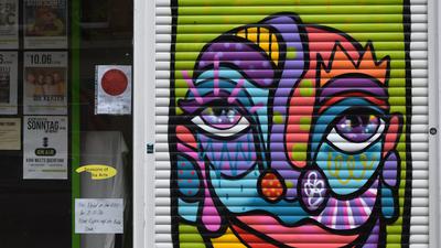 Farbenfroh: Die Berliner Street-Art-Künstlerin Bona Berlin hat den Rollladen des Kulturraums Kohi am Werderplatz gestaltet. 