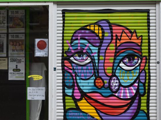 Farbenfroh: Die Berliner Street-Art-Künstlerin Bona Berlin hat den Rollladen des Kulturraums Kohi am Werderplatz gestaltet. 