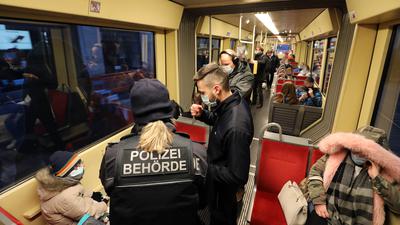 Gemeinsame Aktion: Kontrolleure des KVV und Mitarbeiter der städtischen Polizeibehörde überprüften am Mittwochmorgen die 3G-Nachweise in Karlsruher Stadt- und Straßenbahnen.