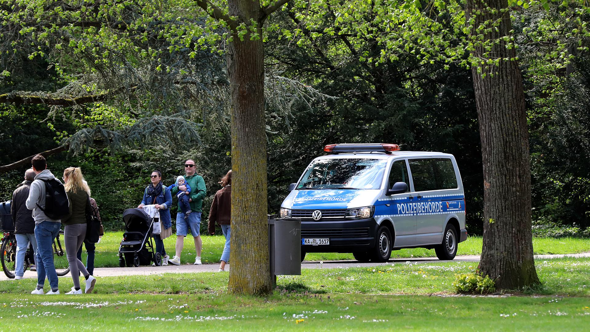 Auto der Polizeibehörde im Schlossgarten
