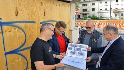 Eigene Entwürfe: Die Vorstandsmitglieder (von links) Martin Kuld, Adrian Haid, Alfred van Venrooy und Vlado Bulic diskutieren Ideen des Bürgervereins für die Unterführung.