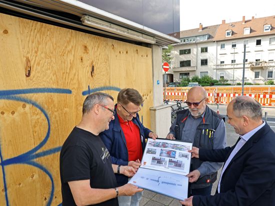 Eigene Entwürfe: Die Vorstandsmitglieder (von links) Martin Kuld, Adrian Haid, Alfred van Venrooy und Vlado Bulic diskutieren Ideen des Bürgervereins für die Unterführung.