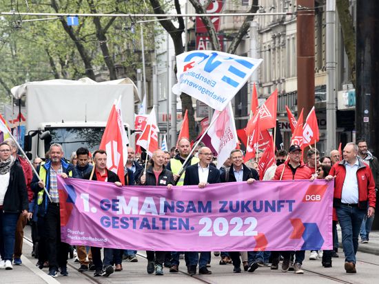 Laut und bunt: Zum ersten Mal seit drei Jahren zog am Tag der Arbeit wieder ein von den Gewerkschaften angemeldeter Demonstrationszug durch die Karlsruher City. Zur Abschlusskundgebung kamen rund 800 Menschen auf den Marktplatz.