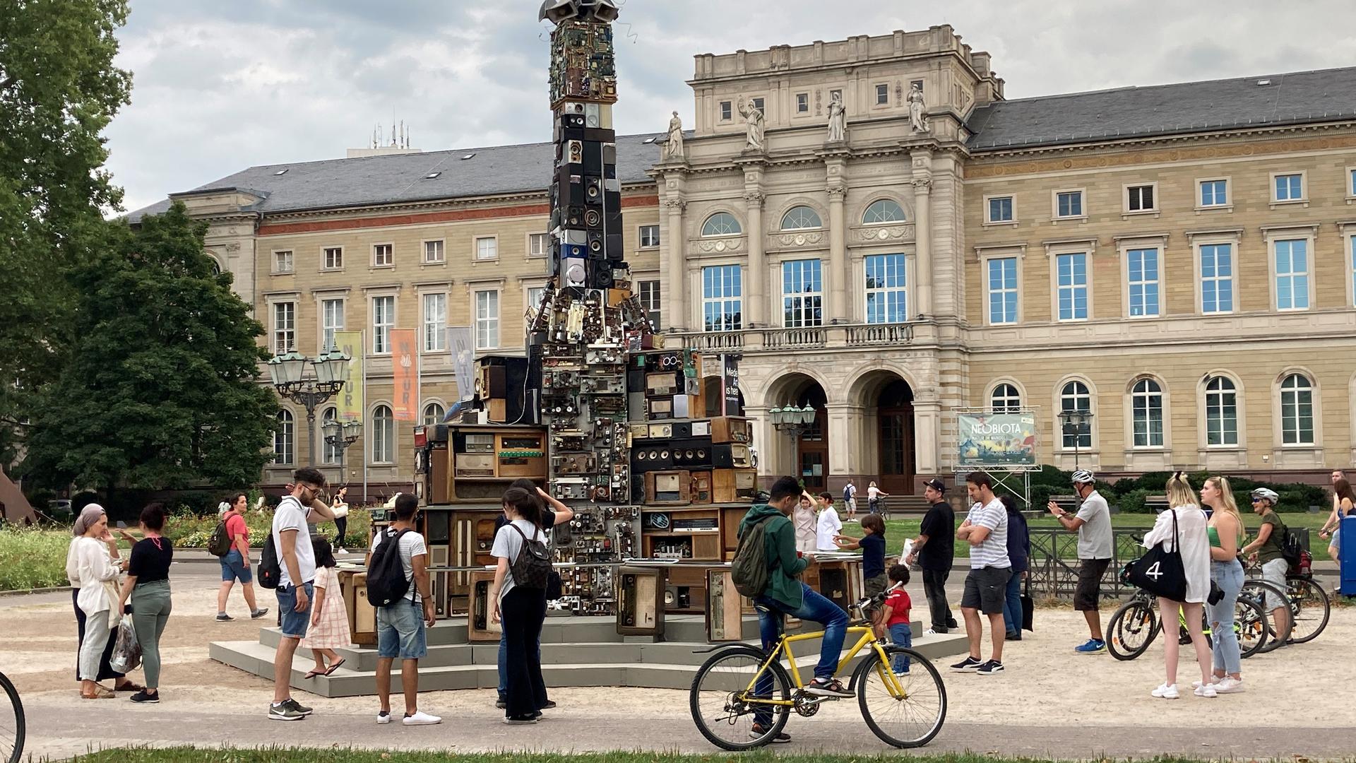 Kunst im öffentlichen Raum: Unter der Überschrift „Media Art is here“  gibt es in der Stadt Installationen zu sehen. Hier das Werk „Streamers – A Covid Sculpture“ von Benoît Maubrey auf dem Friedrichsplatz.