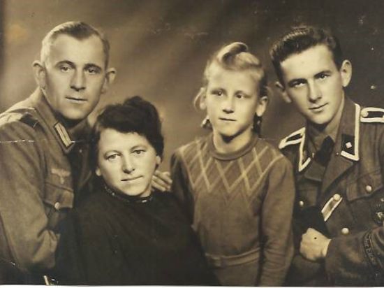 Erich, Röschen, Marianne und Rudi Kunze (von links), letzterer in der Uniform der Waffen SS. 