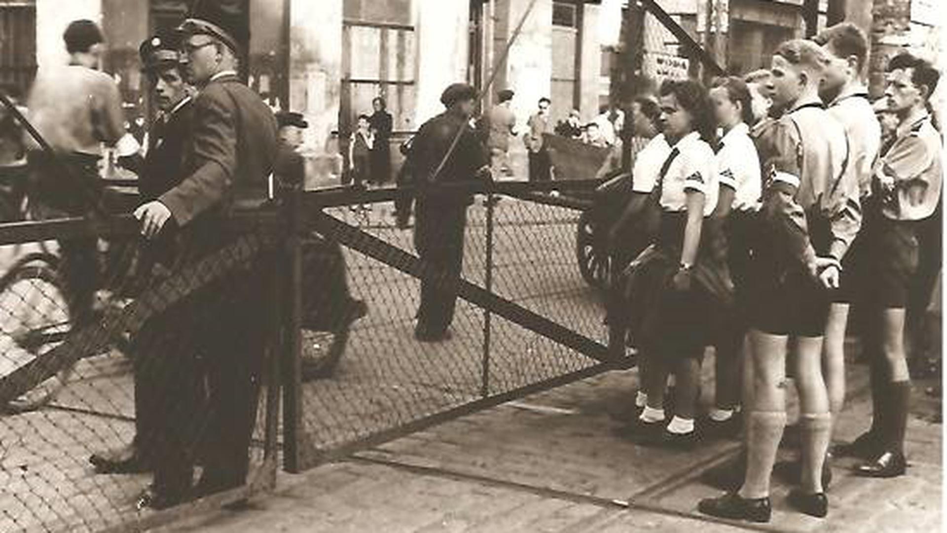 Vor dem Warschauer Ghetto: Ein Bild aus dem Jahr 1942. Vorn links in BDM-Uniform Gerda Lehmann, ganz rechts außen in HJ-Uniform Rudi Kunze