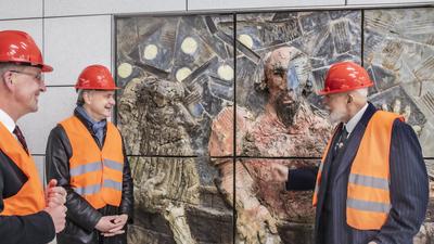 Einblick: Zur Vorab-Besichtigung des ersten Tiefbahn-Reliefs seines Genesis-Zyklus hat Künstler Markus Lüpertz (rechts) OB Frank Mentrup (Mitte) und Kulturbürgermeister Albert Käuflein gebeten.