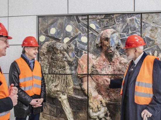 Einblick: Zur Vorab-Besichtigung des ersten Tiefbahn-Reliefs seines Genesis-Zyklus hat Künstler Markus Lüpertz (rechts) OB Frank Mentrup (Mitte) und Kulturbürgermeister Albert Käuflein gebeten.