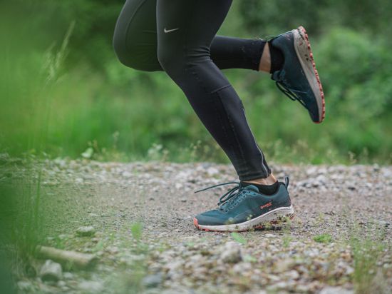 Zum Themendienst-Bericht von Tom Nebe vom 23. September 2020: Trail-Running-Schuhe werden oft stärker beansprucht als normale Laufschuhe und haben tendenziell einen höheren Verschleiß.