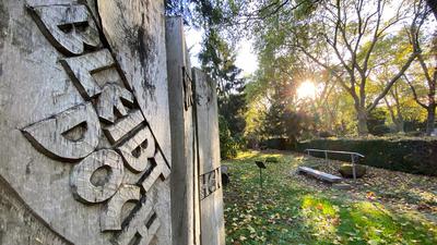 Symbolischer Trauerpfad auf dem Karlsruher Hauptfriedhof