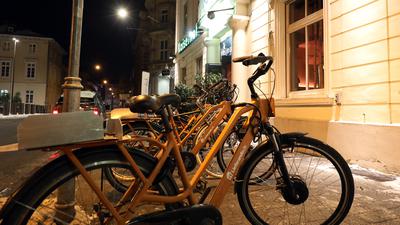 Lieferando-Räder vor „Hans im Glück“ in der Karlsruher City