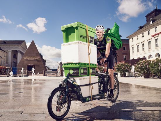 Wirtschaftsförderung auf zwei Rädern: Dank der Karlsruher Radkuriere können Kunden bei Einzelhändlern einkaufen und sich die Ware kontakt- und kostenlos nach Hause bringen lassen.