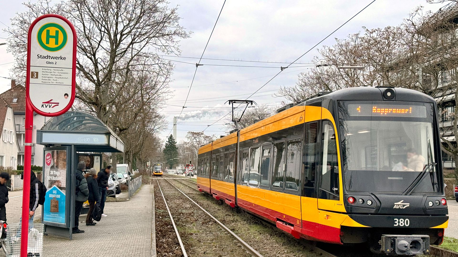 Eine Straßenbahn der Linie 3 fährt in Richtung Rappenwört