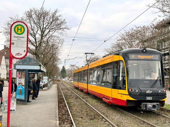 Eine Straßenbahn der Linie 3 fährt in Richtung Rappenwört