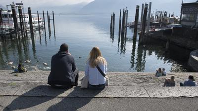 Warten auf den Erben: Im schweizerischen Locarno – hier der Blick vom Ort auf den Lago Maggiore – suchen die Behörden nach Verwandten einer hochbetagt verstorbenen gebürtigen Karlsruherin. Bislang ohne Ergebnis.
