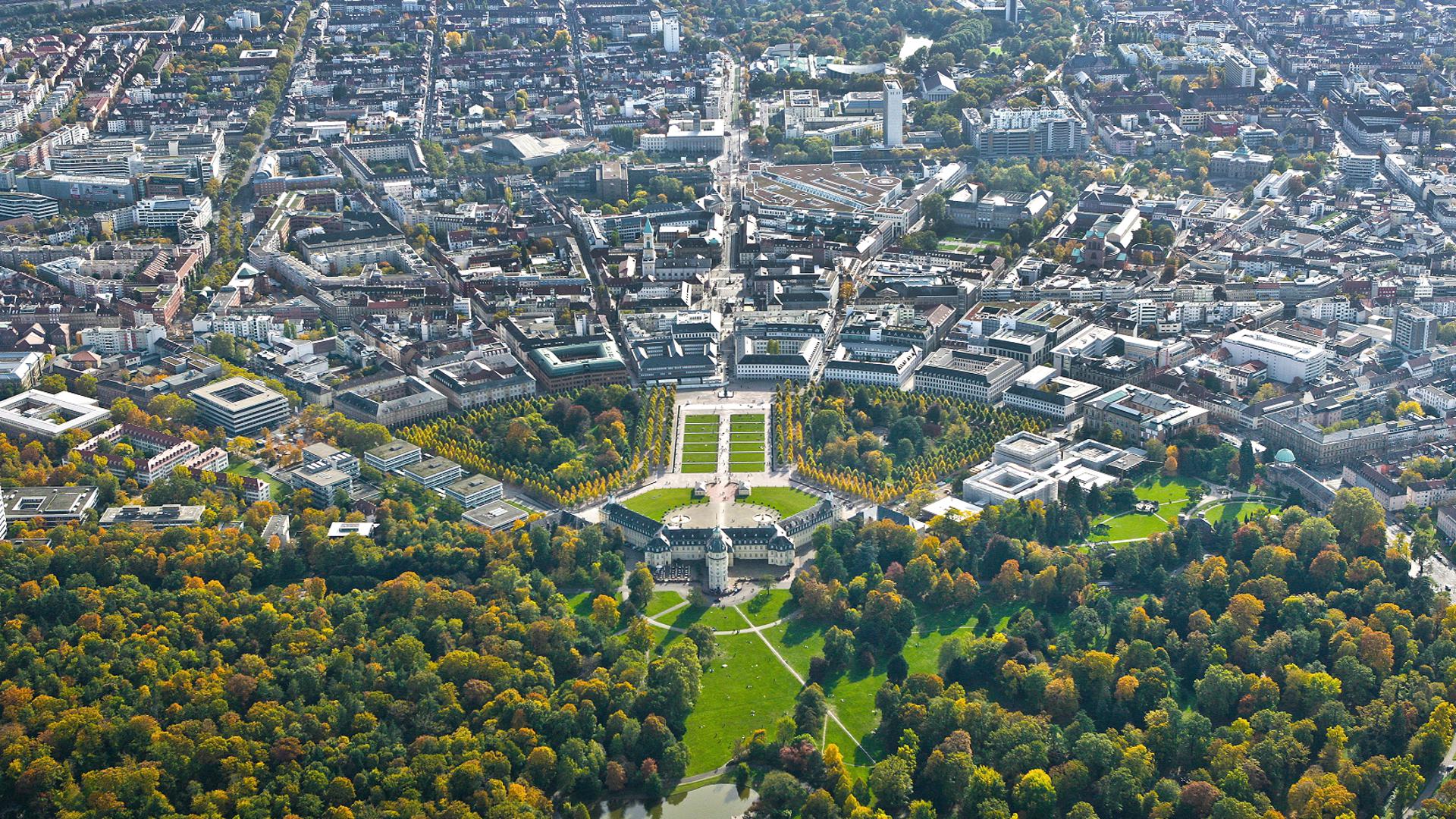 Ein Luftbild der Stadt Karlsruhe, auf dem die Fächer-Struktur der Stadt zur Geltung kommt.