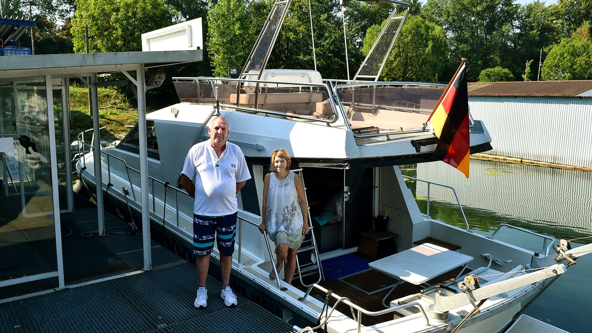 Eine Ausfahrt an den Wörther Altrhein planen Andreas Wollschläger und Tanja Schneider mit dem Motorboot.