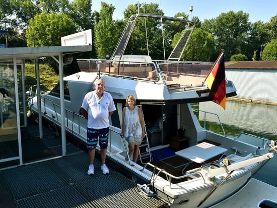 Eine Ausfahrt an den Wörther Altrhein planen Andreas Wollschläger und Tanja Schneider mit dem Motorboot.