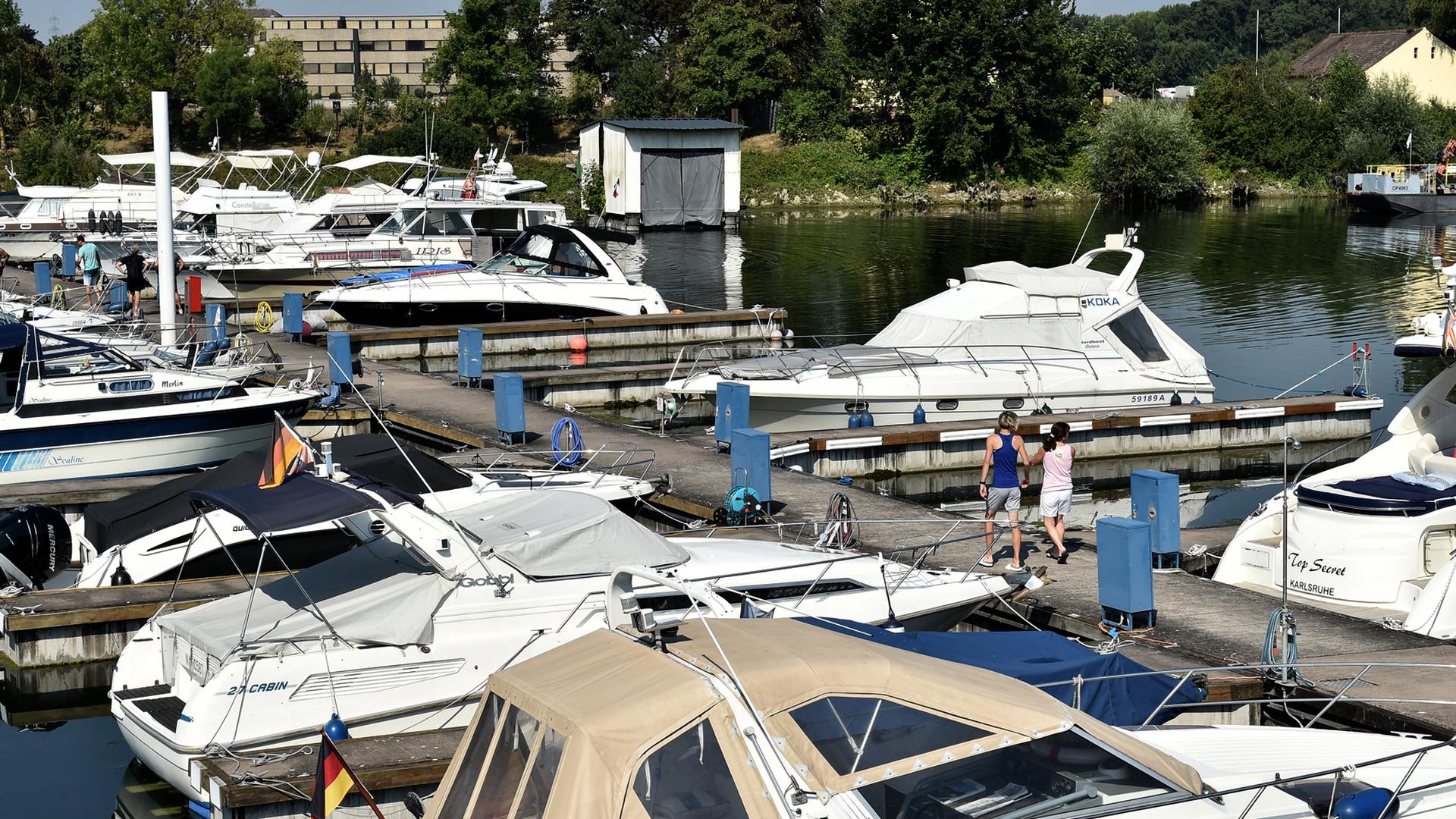 An den Stegen im Yachthafen bei Maxau liegen die Boote bereit für eine Spritztour auf dem Rhein.