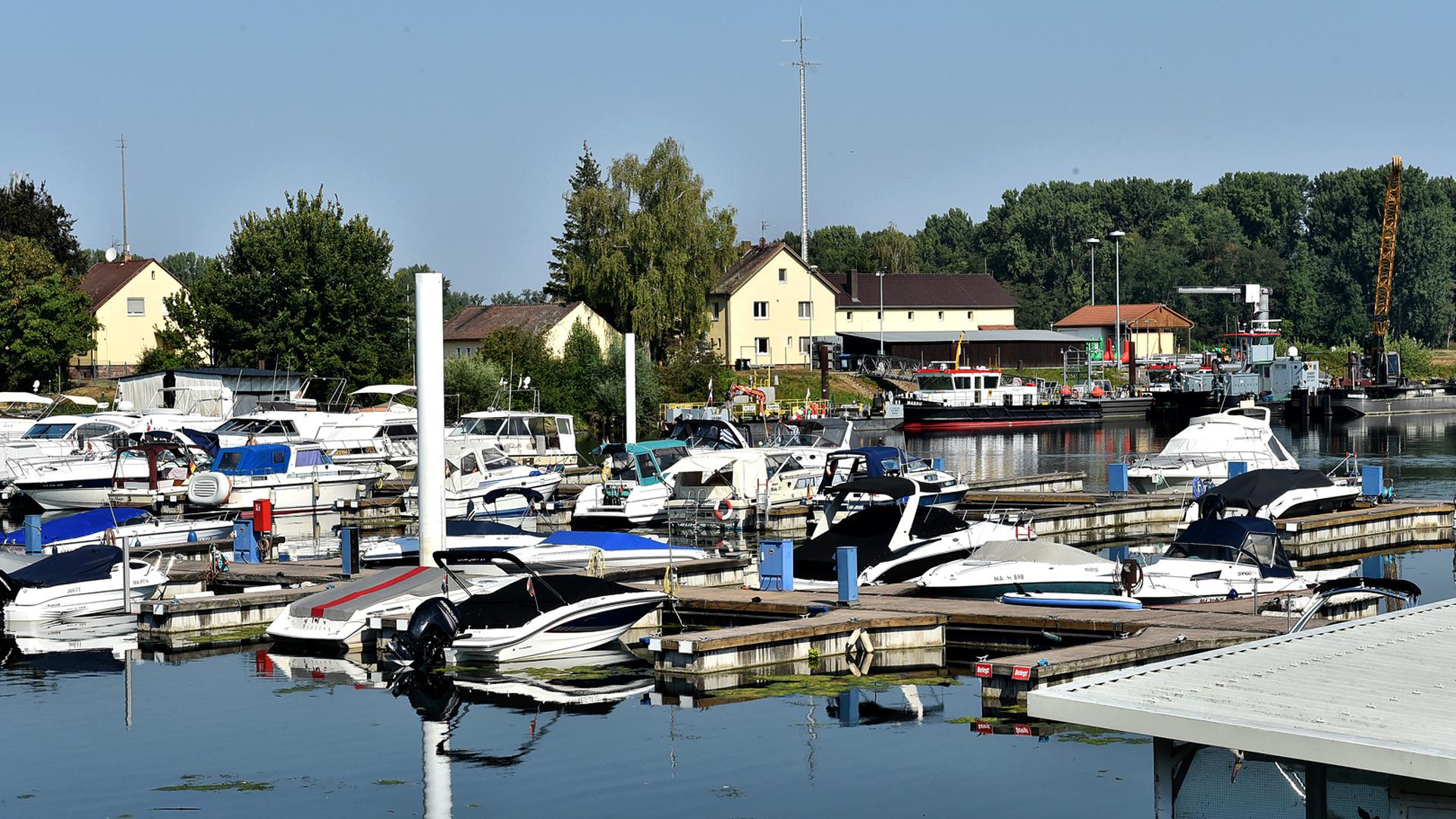 Stilles Wasser: Am Sonntagvormittag liegen die Boote im Yachthafen des Motorbootclub Karlsruhe ruhig an den Stegen.