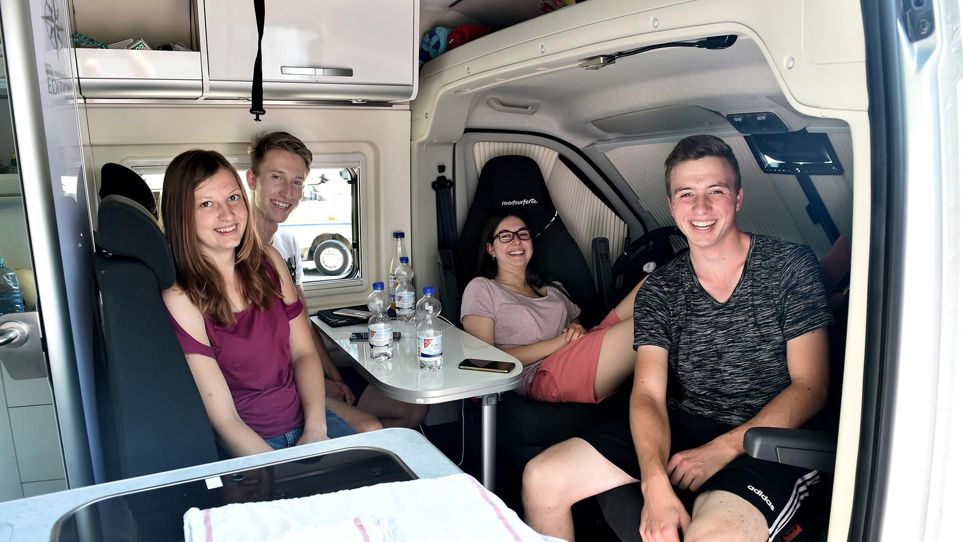 Spontan-Camper: Natalie, Jannis, Vanessa und Dennis aus Stuttgart (von links) fahren einfach mal drauflos.