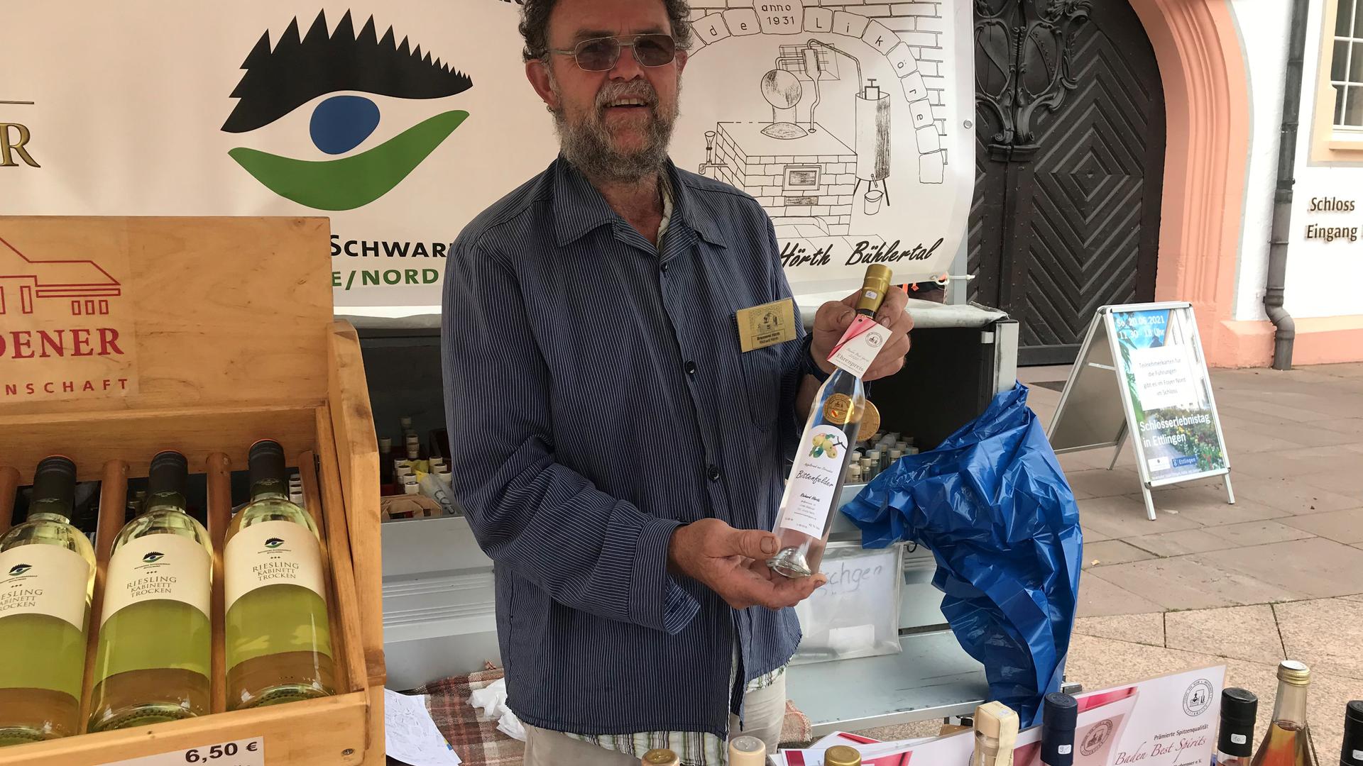Geistvolles aus dem Schwarzwald: Richard Hörth bietet beim Naturpark-Markt seine prämierten Obstbrände an.