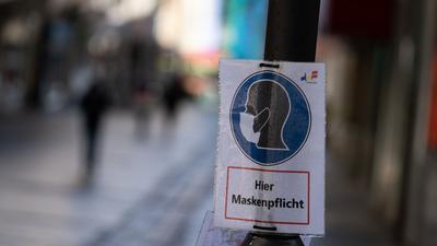 Ein Schild weist in der Innenstadt auf die Maskenpflicht hin. Die Stadt Hof hat mit einem derzeitigen Inzidenzwert von 290,2 den höchsten Wert Bayerns. +++ dpa-Bildfunk +++