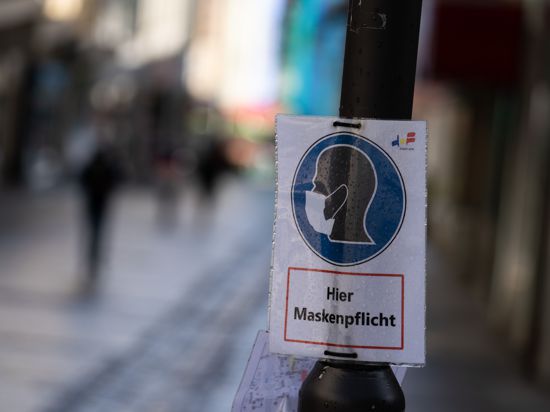 Ein Schild weist in der Innenstadt auf die Maskenpflicht hin. Die Stadt Hof hat mit einem derzeitigen Inzidenzwert von 290,2 den höchsten Wert Bayerns. +++ dpa-Bildfunk +++
