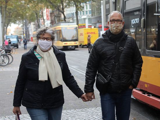 Ein Ehepaar beim Spaziergang durch die Stadt Karlsruhe