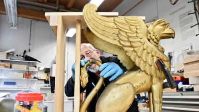 Detlef Sippel arbeitet an einer Greif-Statue im Badischen Landesmuseum