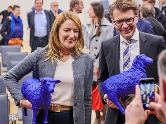 Blaue Erinnerung: Roberta Metsola beim Besuch eines Festakts der Europäischen Schule in Karlsruhe im November 2022. Wie andere Ehrengäste (hier mit Daniel Caspary, CDU) erhielt die EU-Parlamentspräsidentin ein blaues Schaf geschenkt.