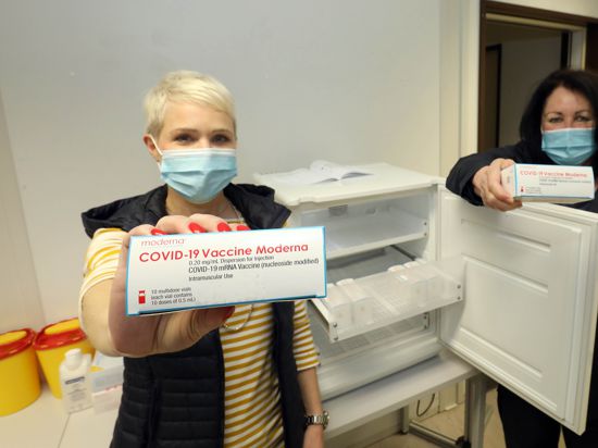 Kerstin Vierling und Birgit Limpert mit den Packungen Impfstoff