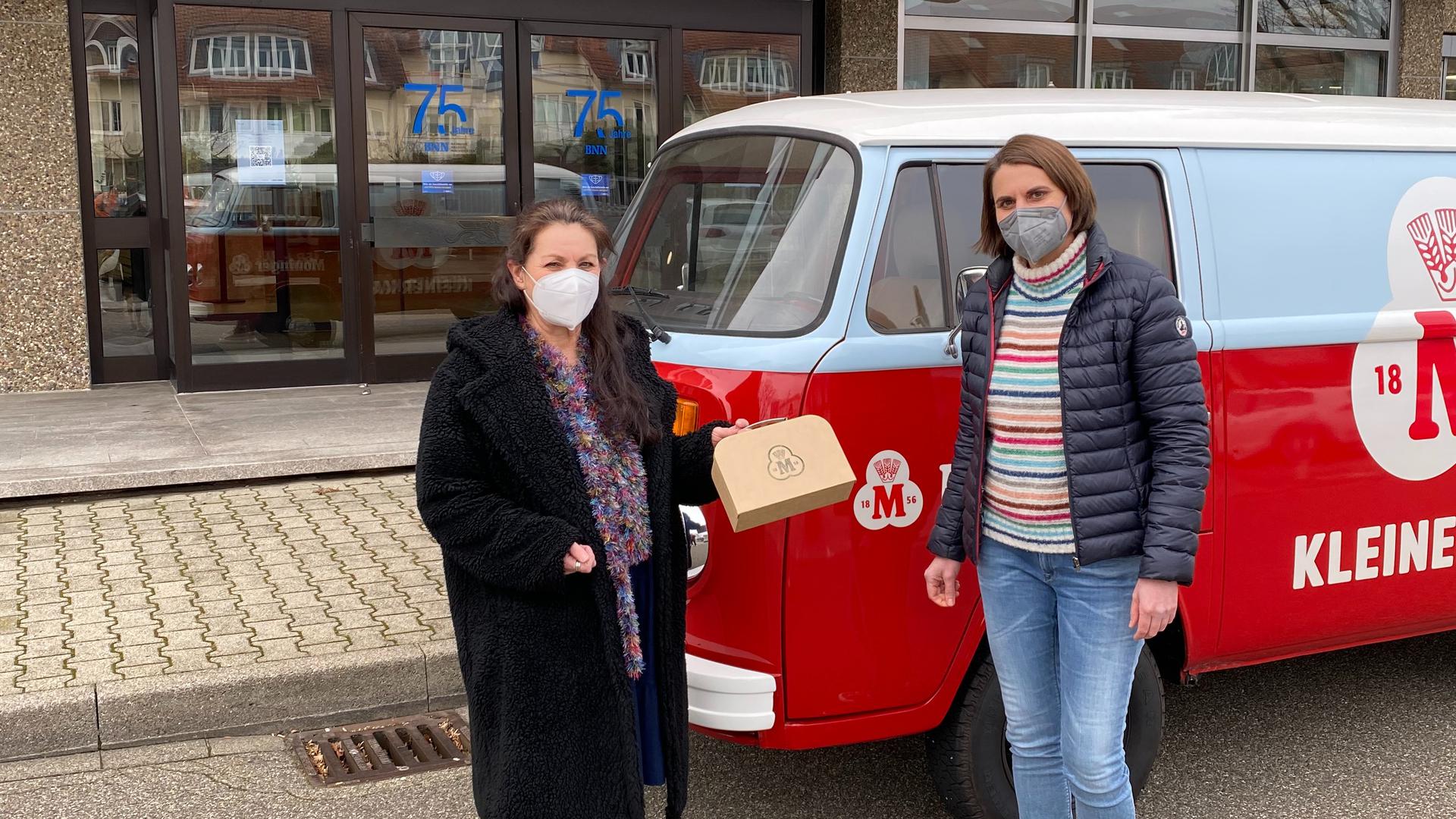Gute Sache: Der Verkauf von „Karls Weihnachtsboxen“ durch die Moninger-Brauerei hat der BNN-Stiftung „Wir helfen“ 1.400 Euro an Spenden eingebracht. Im Bild Dorothee Scheidtweiler von Moninger (rechts) und BNN-Mitarbeiterin Sabine Konicki.