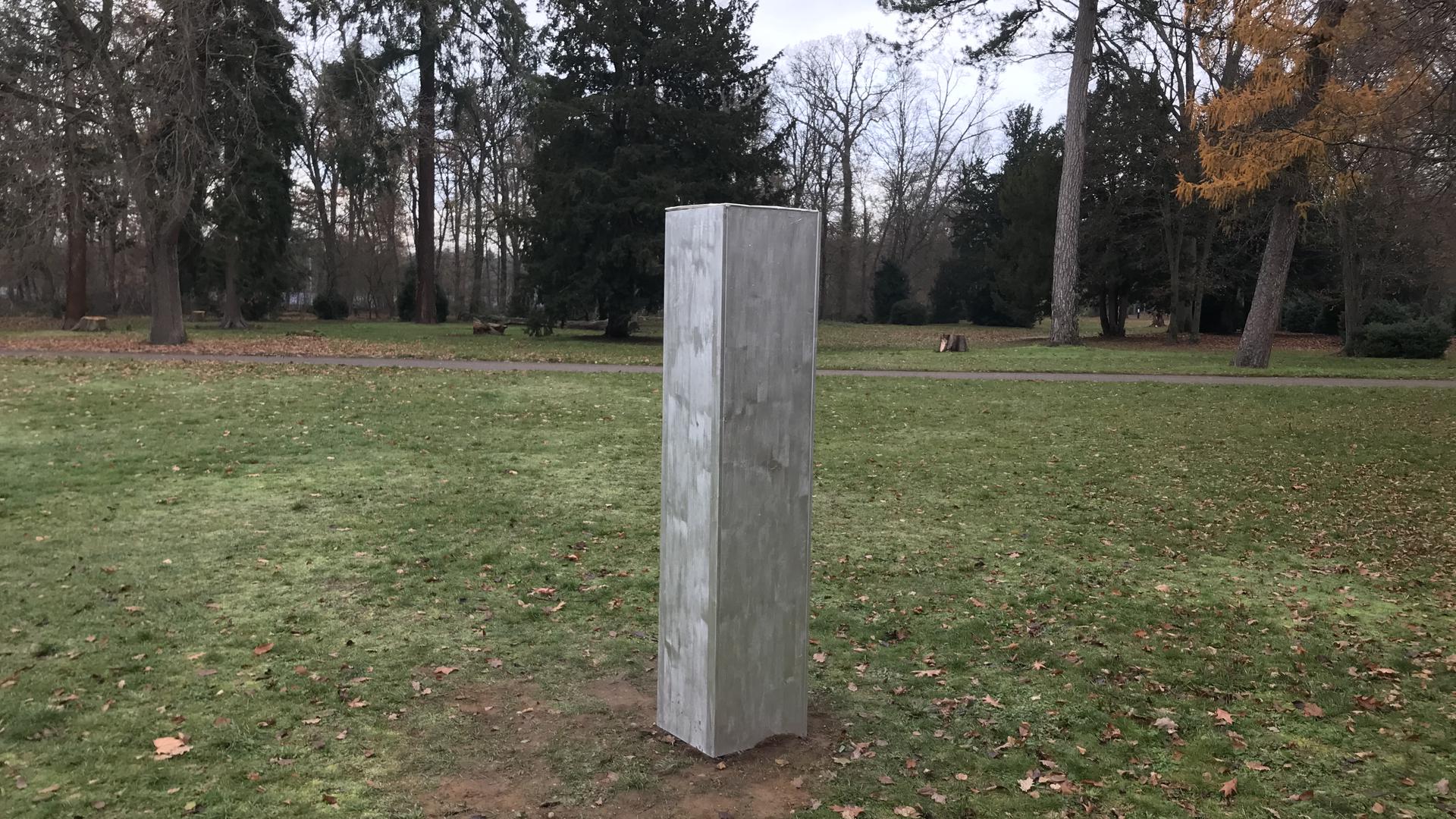 Dieser Monolith ist in einem Park im Karlsruher Osten aufgetaucht. Anders als seine Vorgänger in anderen Ländern ist er aus Holz.