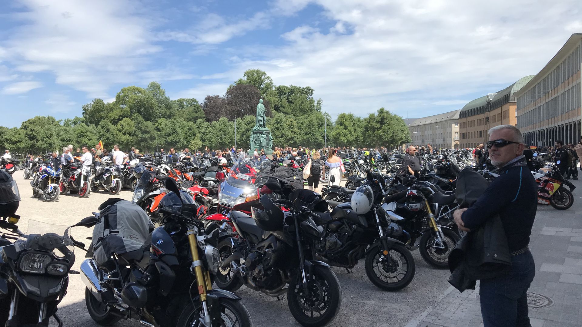 Motorräder vor dem Schloss