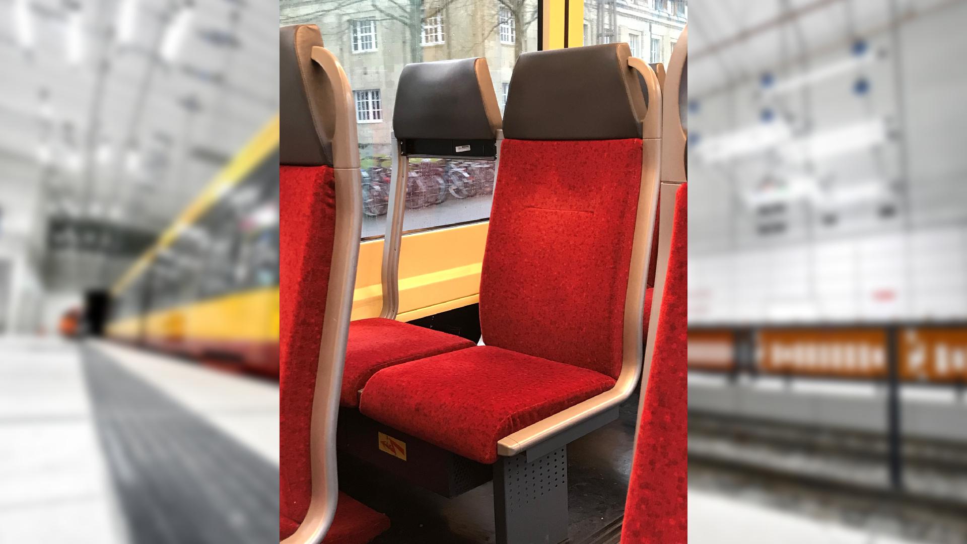 Abmontiert: Sitz ohne Rückenlehne in einer Karlsruher Stadtbahn.